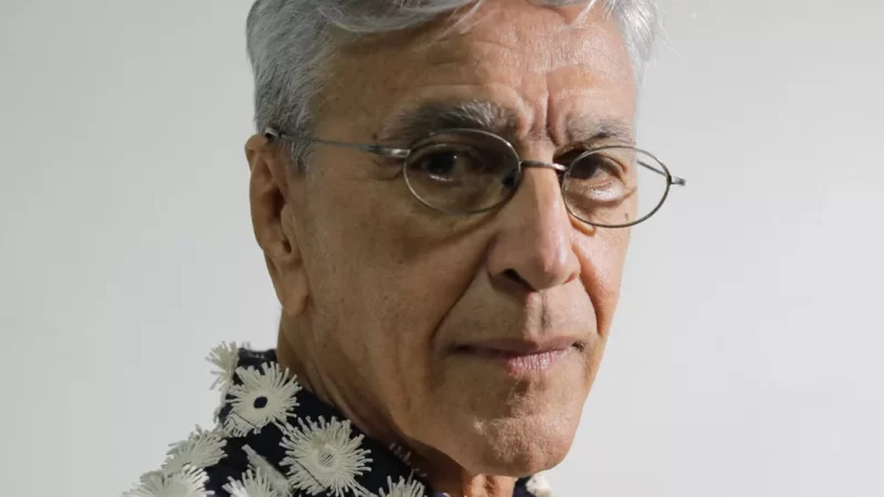 Aos 80 anos, Caetano Veloso ainda é um leão com olhos abertos para capturar o Brasil