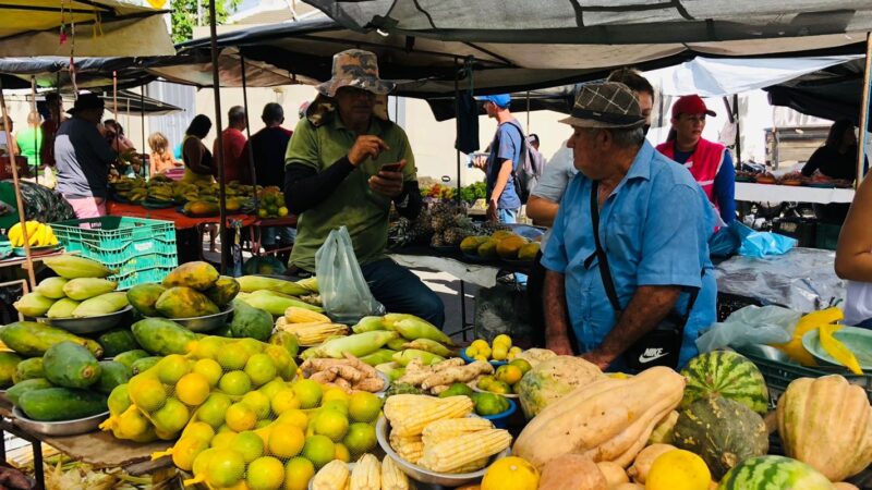 Prefeitura de Fortaleza entrega mais de 200 termos de permissão para a Feira do Palmares