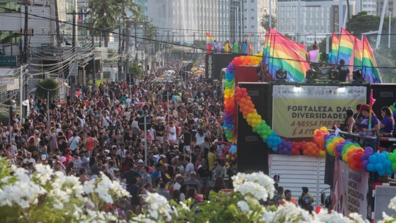 XXI Parada pela Diversidade Sexual do Ceará lota avenida Beira-Mar