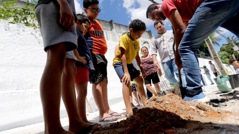 Prefeitura implanta coleta com moto gari e promove revitalização de ponto irregular de lixo em comunidade do Jardim América