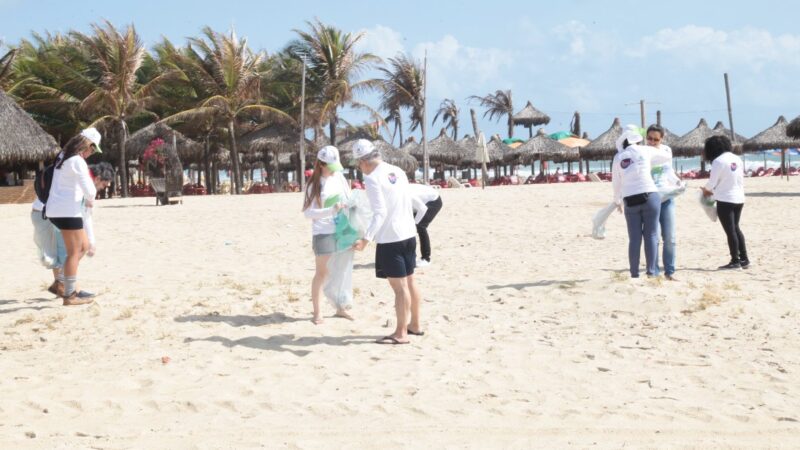 Prefeitura de Fortaleza participa de ação de limpeza que retirou cerca de duas toneladas de resíduos da orla