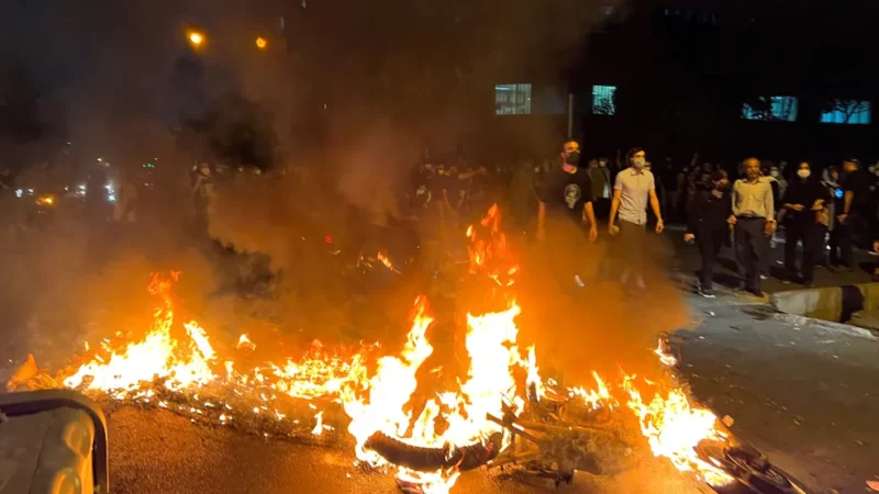 Entenda como morte de jovem por causa de véu desencadeou protestos no Irã