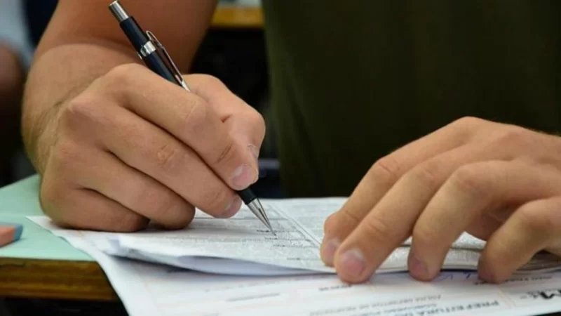 Concursos públicos têm vagas abertas no Ceará nesta segunda-feira (26); salários chegam a R$ 12 mil