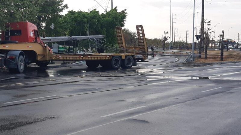 Trecho da Av. Raul Barbosa é bloqueado após caminhão colidir com poste em Fortaleza