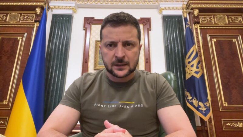 Volodimir Zelensky, presidente da Ucrânia, sofre acidente de carro em Kiev