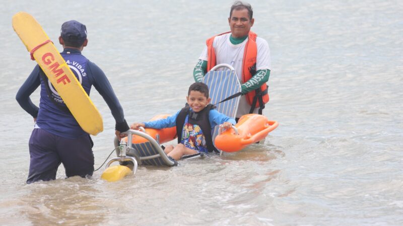 Banho de mar e pé na areia são atrações para alunos da Rede Municipal na Semana da Educação Inclusiva
