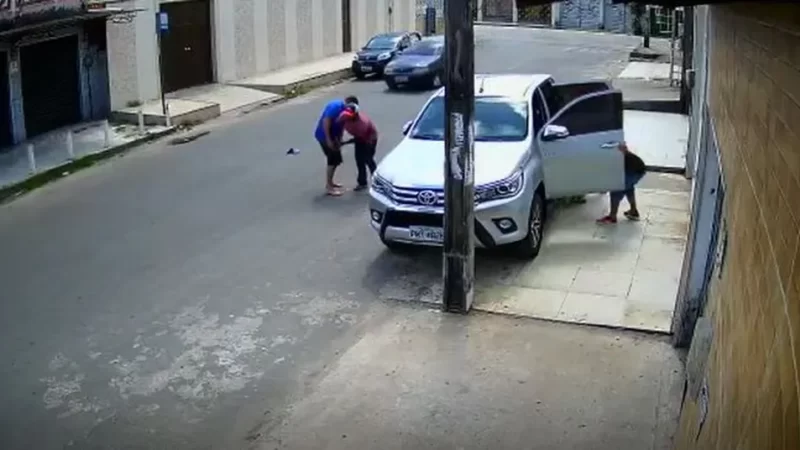 Homem é morto por PM do Paraná ao tentar roubar veículo em rua de Fortaleza