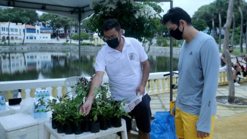 Ação distribui mudas de plantas para ciclistas no Cuca Mondubim