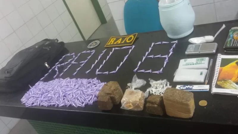 652 pinos de cocaína são apreendidos pela PM em mochila abandonada em terreno em Fortaleza