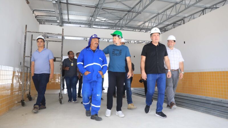 Prefeito em exercício Élcio Batista vistoria obras do CEI Parque Dois Irmãos