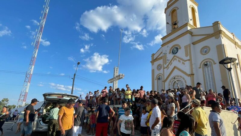 Sob comoção popular, jovem baleado na cabeça é sepultado neste domingo, em Sobral