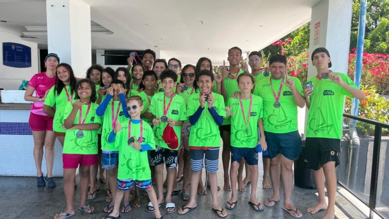 Crianças do Projeto Esporte em 3 Tempos vivenciam aula de vela na orla de Fortaleza