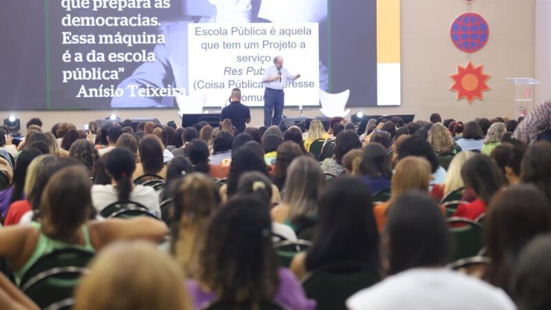 Professores percorrem trilha de palestras e oficinas no segundo dia do Festival Outubro Docente