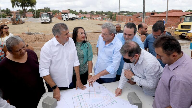 Sarto vistoria obras da Areninha Campinho Seu Pedro, no Aracapé