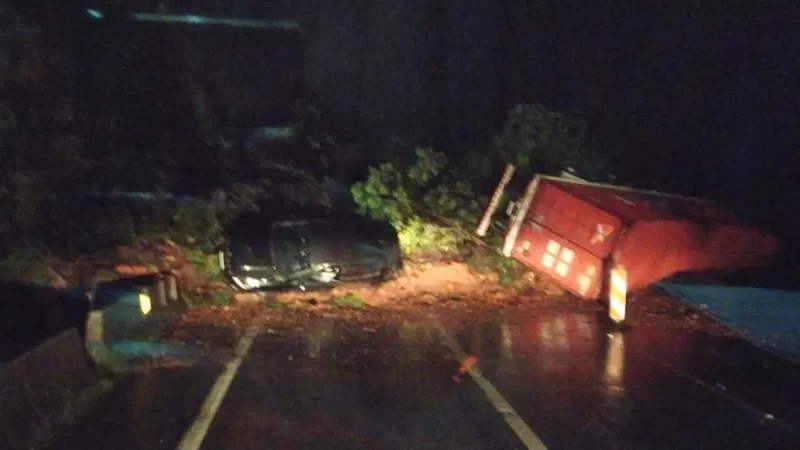Bombeiros buscam desaparecidos após deslizamento arrastar 10 carros e 5 caminhões na BR-376