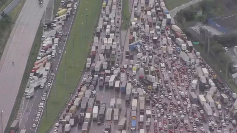 Bloqueios em rodovias contra resultado das urnas após derrota de Bolsonaro entram no 2º dia