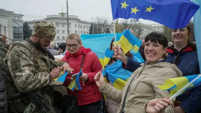 O dia seguinte: ucranianos desarmam minas e documentam crimes em Kherson