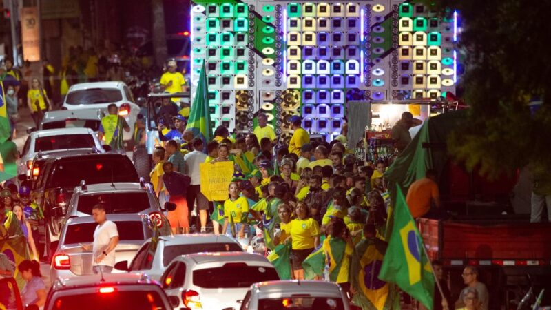 Manifestantes bolsonaristas mantêm ato em frente a quartel do Exército em Fortaleza
