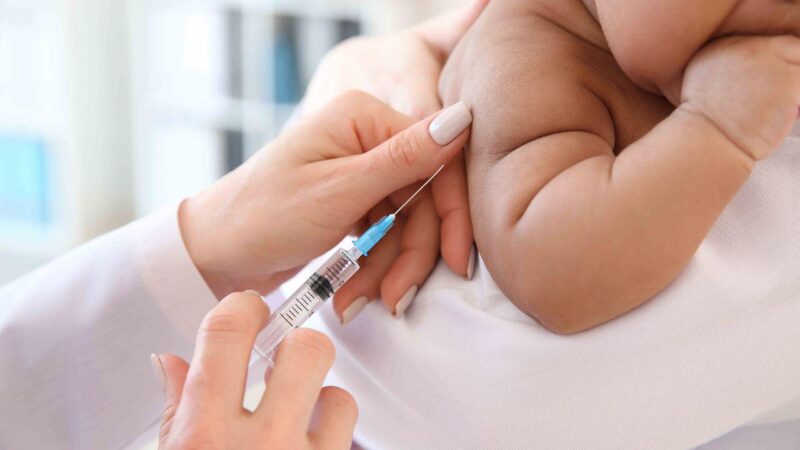 Vacinação da Covid para bebês de até 2 anos com comorbidades começa sábado em Fortaleza; veja locais