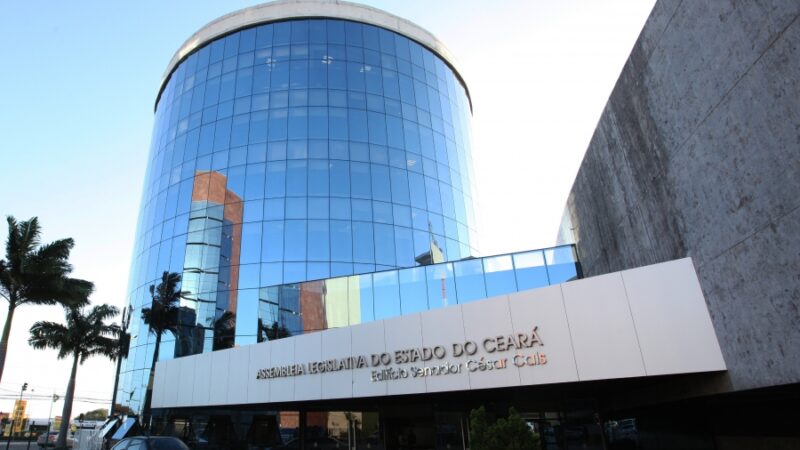 Alece homenageia servidores aposentados em solenidade 