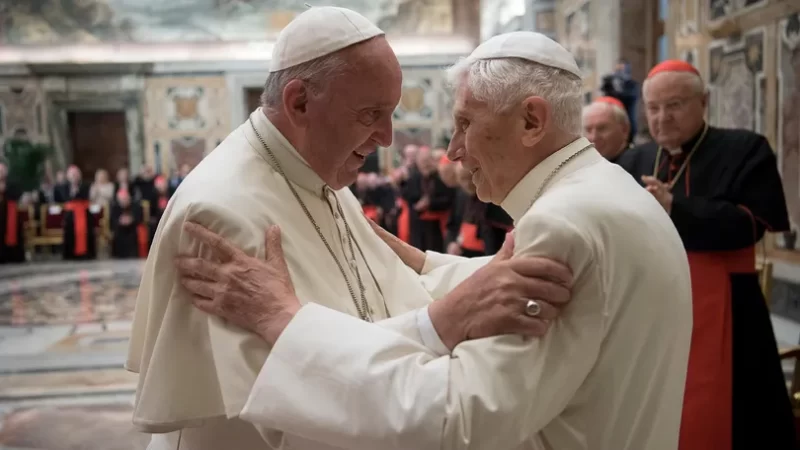 Papa Francisco pede para que fiéis orem por Bento XVI que ‘está muito doente’