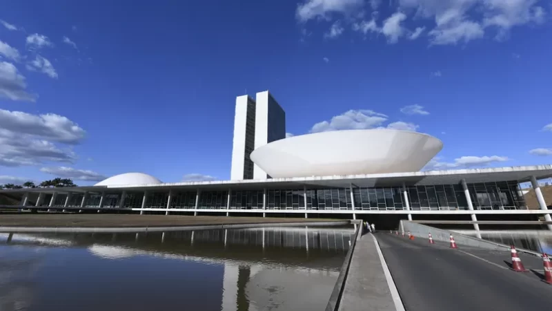 Saúde, educação e outras áreas comprometidas: economista explica como cortes no orçamento são escolhas políticas