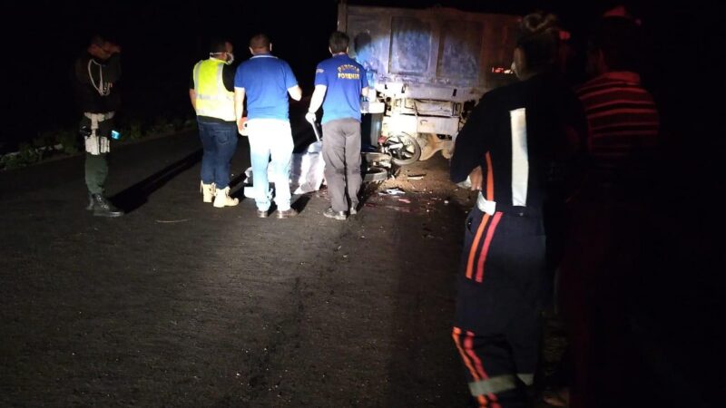 Casal e bebê morrem em colisão entre moto e caminhão no interior do Ceará