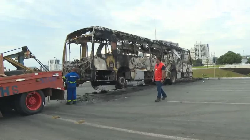 Bolsonaristas radicais queimaram 3 carros e 5 ônibus e depredaram delegacia em ato em Brasília, dizem bombeiros