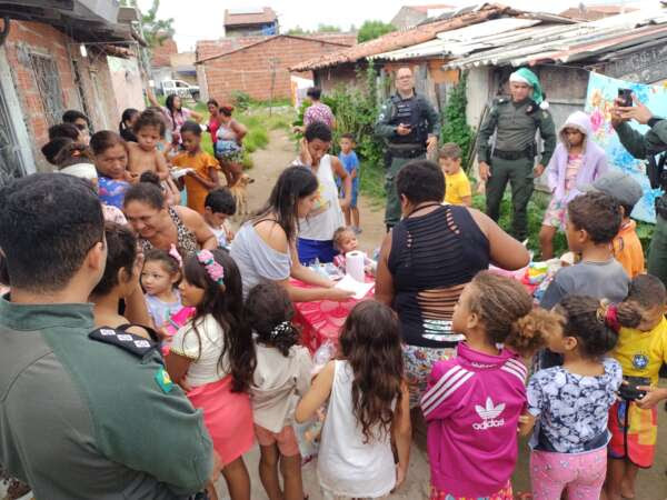 Viatura da PMCE entrega brinquedos e é recebida em clima de festa em Iguatu