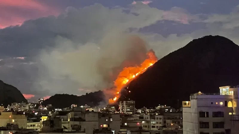 Incêndio em região de mata em morro em Copacabana é controlado
