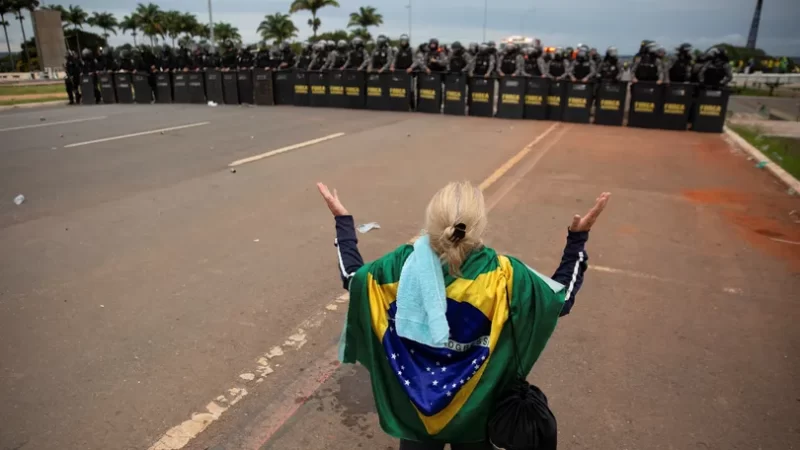 A responsabilidade sobre os ataques terroristas aos 3 Poderes começa com Bolsonaro, avalia Miriam Leitão