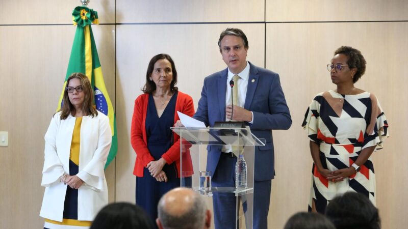 Camilo oficializa Izolda Cela no MEC e anuncia mais um cearense na pasta