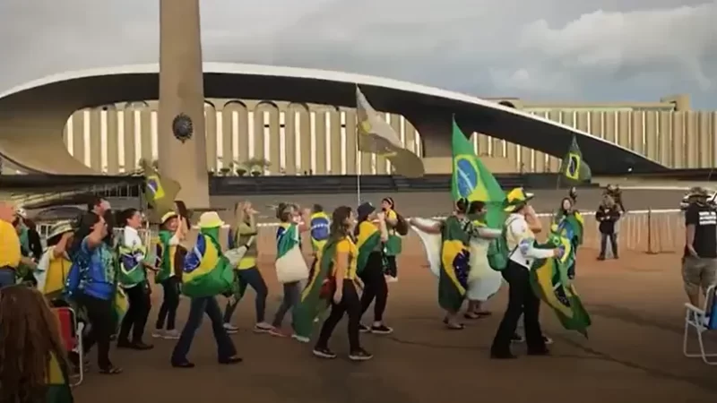 Acampamentos golpistas tinham ‘superestrutura’ com banheiro químico e comida à vontade: ‘Perfil era de pessoas solitárias’, relatam repórteres
