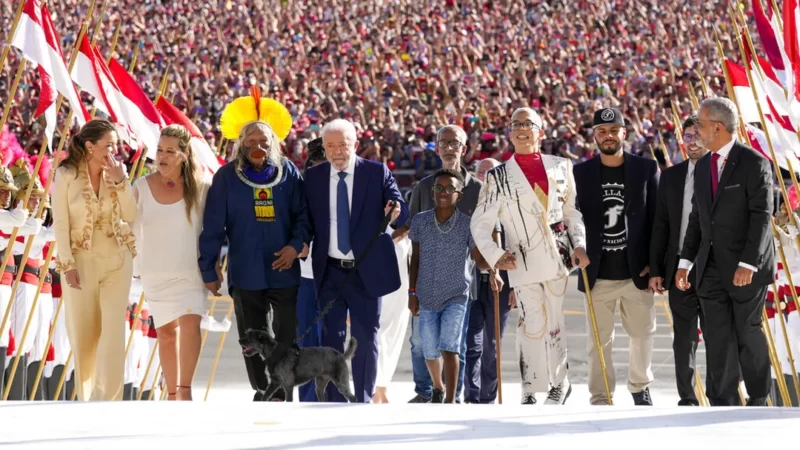 Lula toma posse diante de centenas de milhares, recebe a faixa de representantes do povo e defende a democracia