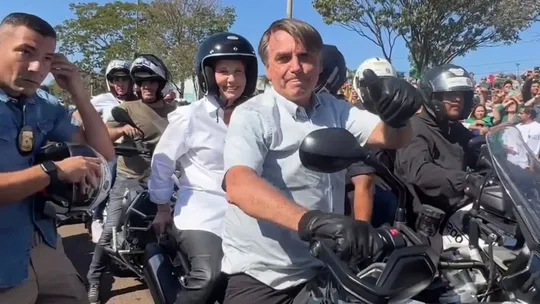 Cartão corporativo: notas fiscais de Bolsonaro incluem gastos com guloseimas, antidepressivos e combustível para motociata