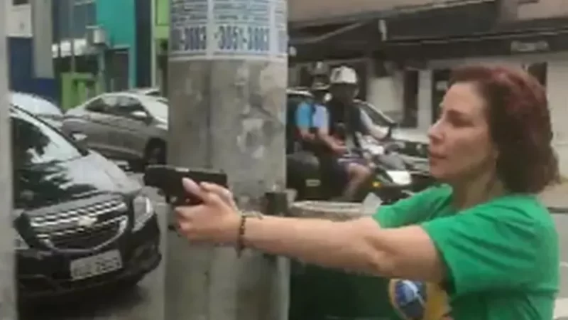 PGR denuncia Carla Zambelli e diz que deputada não tinha aval para uso ostensivo de arma na rua