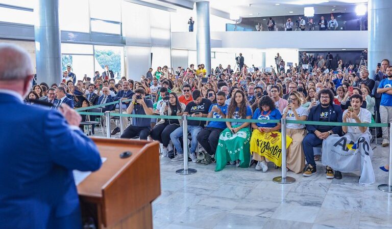Lula reajusta bolsas de estudo e pesquisa e reforça: “Educação é o melhor investimento”
