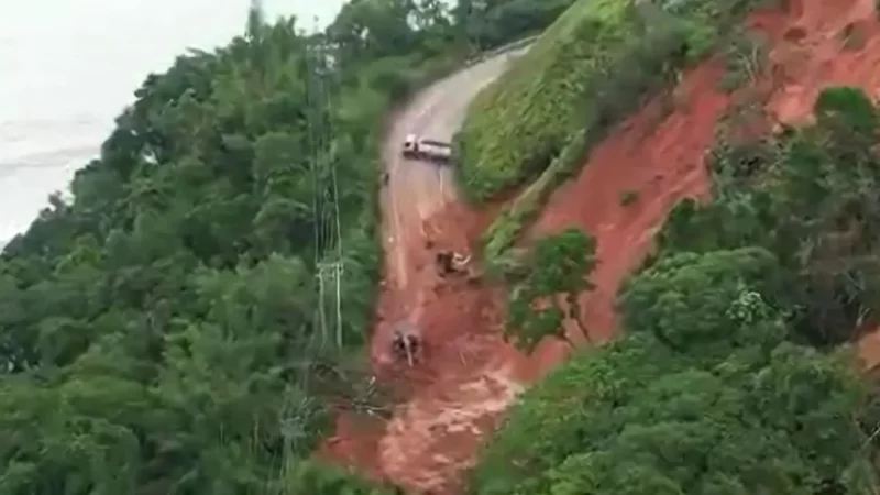 Trechos de rodovias em São Sebastião (SP) foram engolidos por deslizamentos; veja imagens