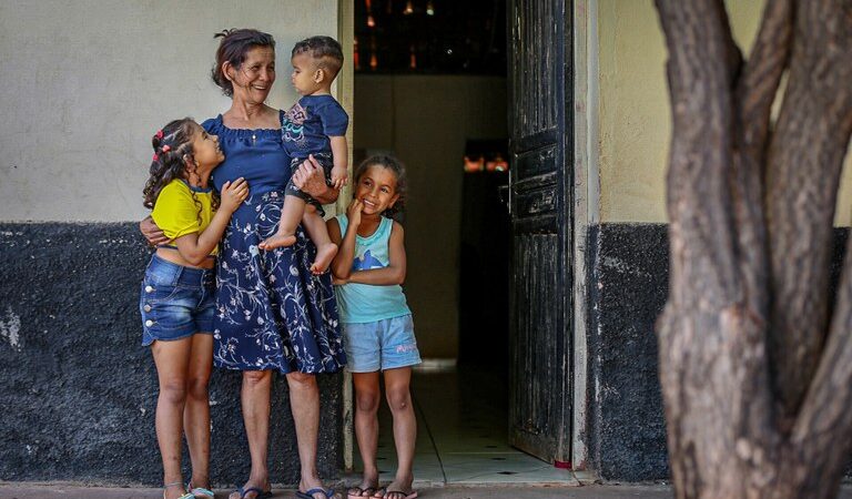 Bolsa Família é recriado com mínimo de R$ 600 por família e mais R$ 150 por criança de até seis anos
