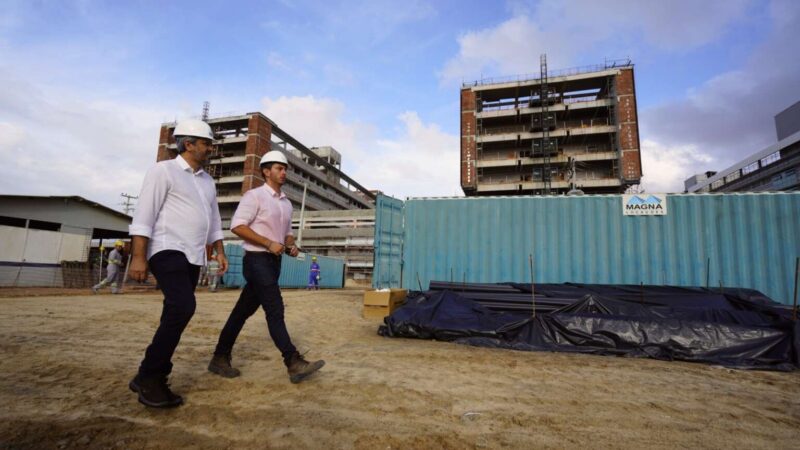 Com 93% das obras executadas, Hospital Universitário do Ceará é vistoriado pelo governador Elmano de Freitas