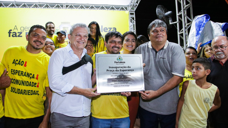 Prefeito Sarto entrega requalificação da Praça da Esperança, no José Walter