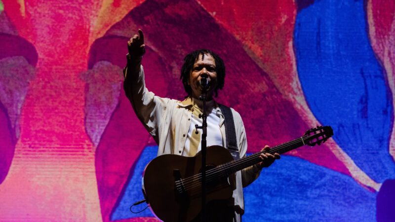 Fortaleza celebra 297 anos com shows de Djavan e Makem em Aterrinho lotado
