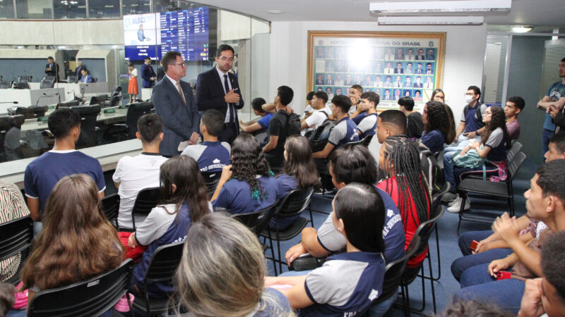 Alece recebe alunos de escolas dos bairros Bela Vista e Conjunto Ceará