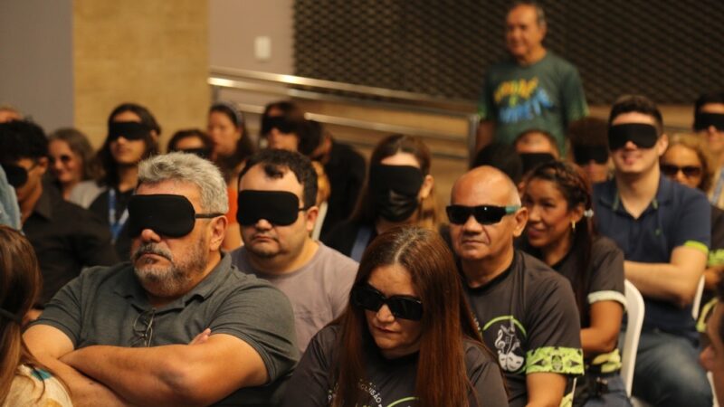 Cegás reúne artistas visuais e invisuais em peça teatral e exposição de artes plásticas