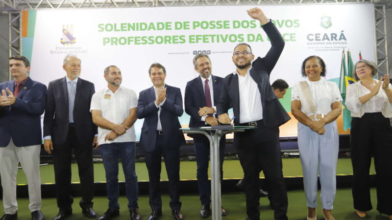 Uece ganha novos 130 professores empossados após concurso público