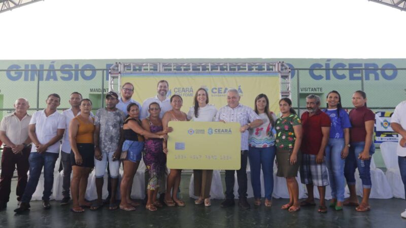 Primeira-dama do Estado acompanha entrega dos cartões Ceará Sem Fome em Santana do Acaraú