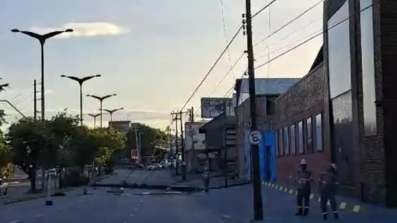 Motorista perde controle de carro e derruba poste em Fortaleza;