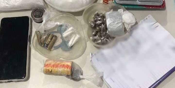 Dupla suspeita de integrar grupo criminoso é presa com drogas e munições em Caucaia