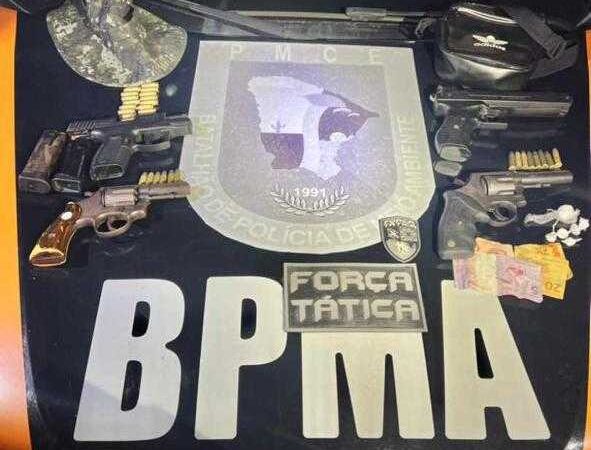 Trio é preso em festa com três armas, simulacro e drogas pela PMCE