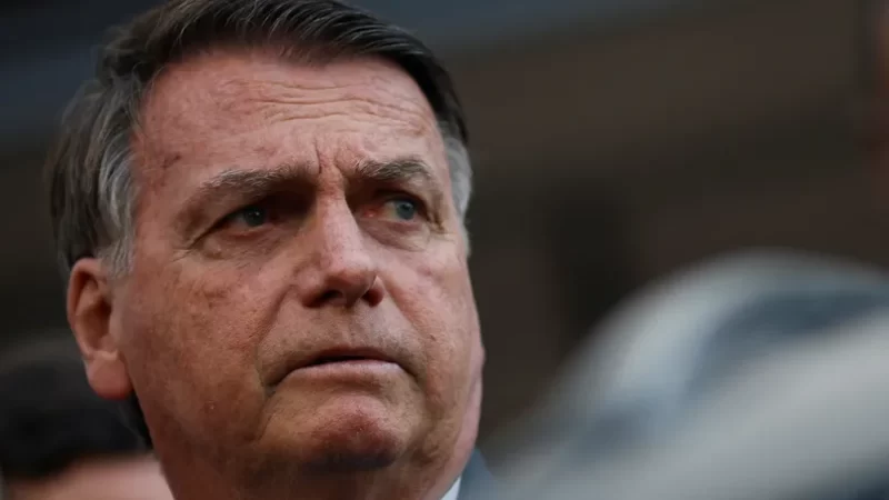 Bolsonaro será internado em hospital em SP nesta segunda e passará por duas cirurgias